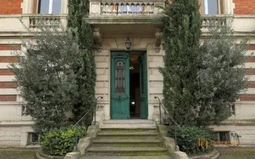 Vendu maison 12 pièces 322.00 m², 69100