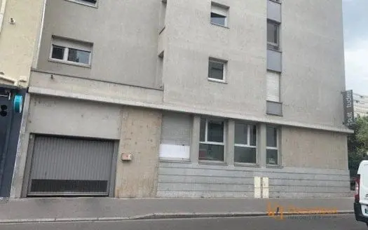 Vendu stationnement 11 m², 69100