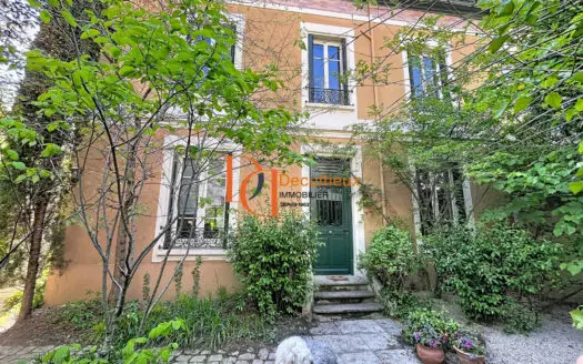 Vente maison 8 pièces 183.16 m², 69100